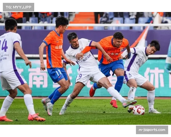 山东泰山客场战胜天津津门虎，球员赛后向远征球迷致谢